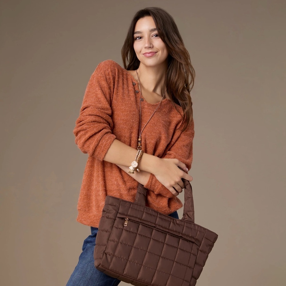 SUPER SOFT V-NECK TEXTURED TOP